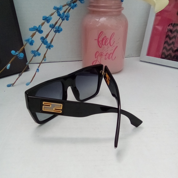 Fendi Sunglasses FE40124i 01B 54 21 145 Black with Gold Accent main image 6